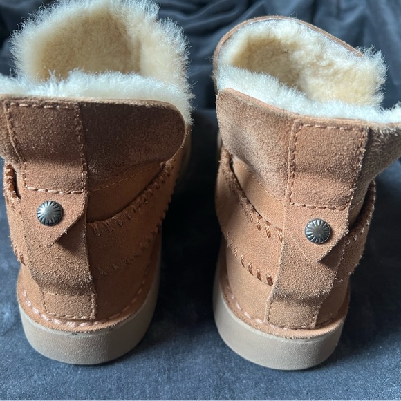 UGG women’s short boots size 6 gently worn a few time. - Picture 5 of 8